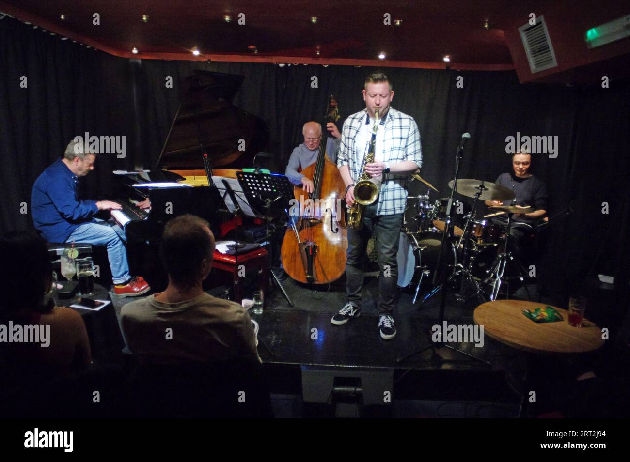 Mark Edwards, Darren Beckett, Paul Booth e Chris Laurence, Mark Edwards Quartet con Imogen Ryall, Verdict Jazz Club, Brighton, East Sussex, 12 febbraio 2023. Foto Stock