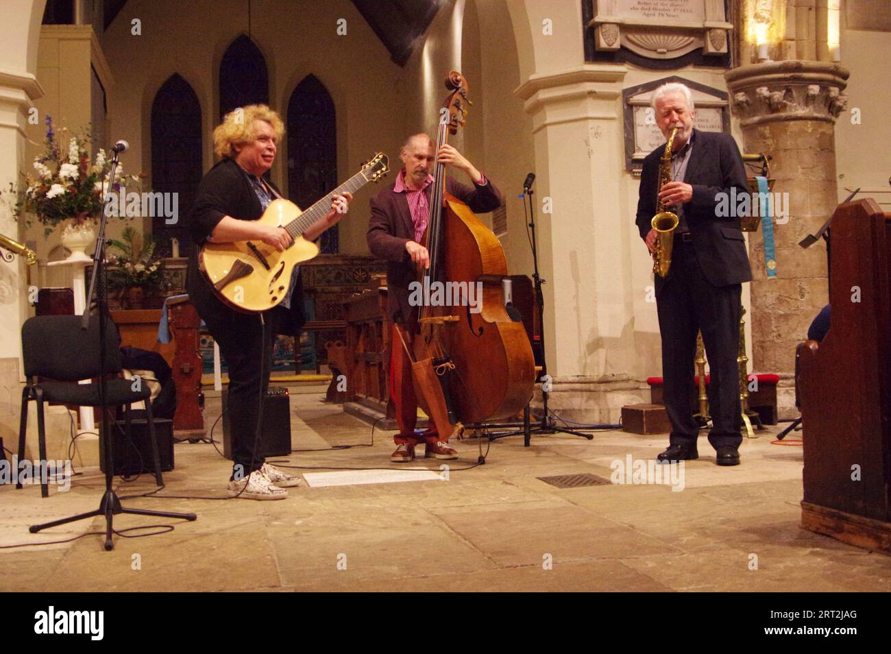 Howard Alden, Geoff Simkins e Simon Woolf, Geoff Simkins - Howard Alden Trio, St Andrews Church, Hove, East Sussex, 21 ottobre 2022. Foto Stock