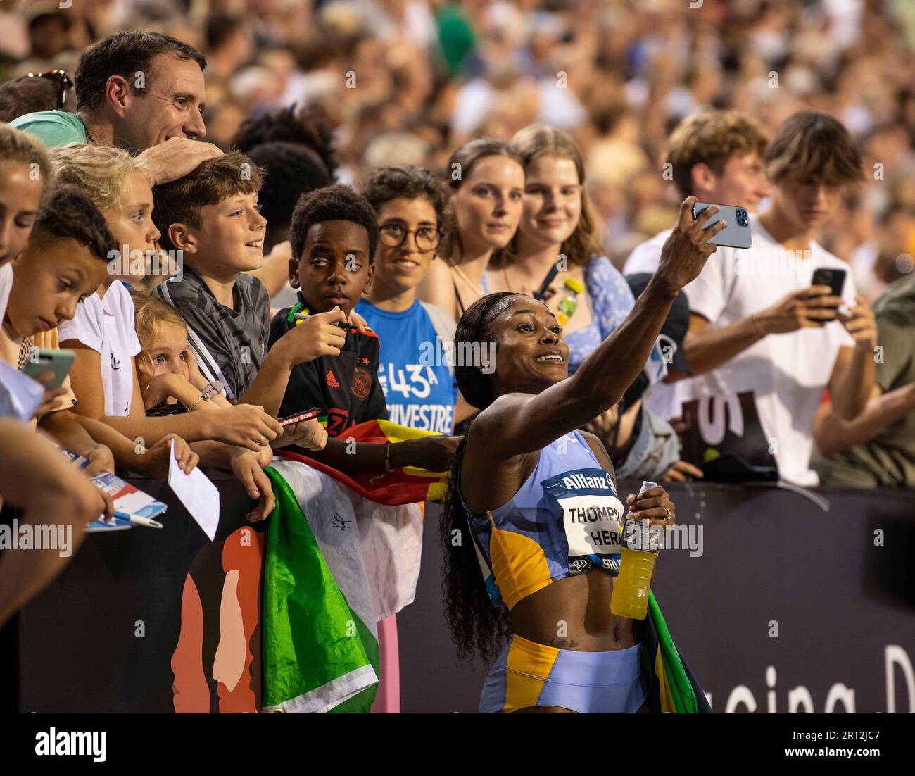 Elaine Thompson-Herah della Giamaica firma autografi per i fan dopo aver gareggiato nei 100m femminili all'Allianz Memorial Van Damme al King Baudoui Foto Stock