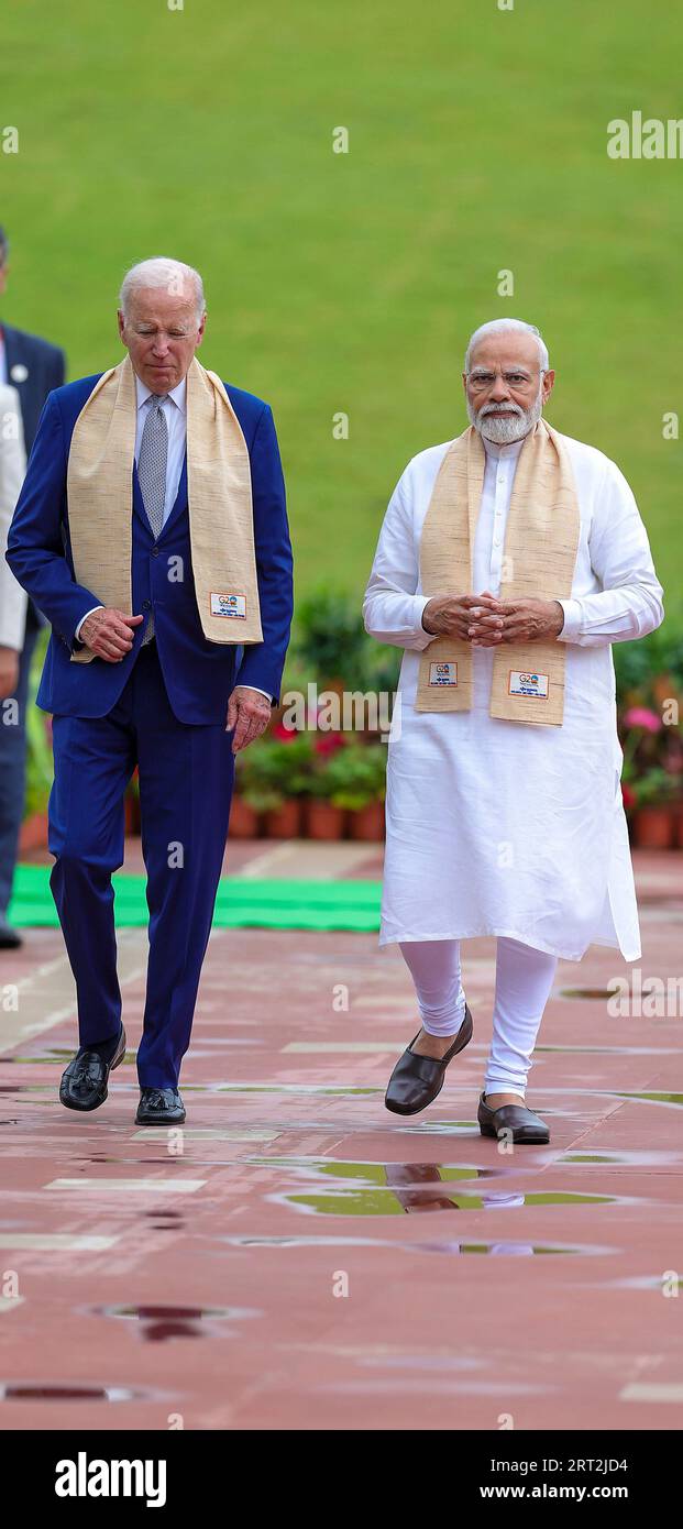 Nuova Delhi, India. 10 settembre 2023. Il primo ministro indiano Narendra modi, a destra, cammina con il presidente degli Stati Uniti Joe Biden, a sinistra, dopo aver reso omaggio al leader dell'indipendenza Mahatma Gandhi a Rajghat, il 10 settembre 2023 a nuova Delhi, in India. Credito: PIB/Ufficio informazioni stampa/Alamy Live News Foto Stock