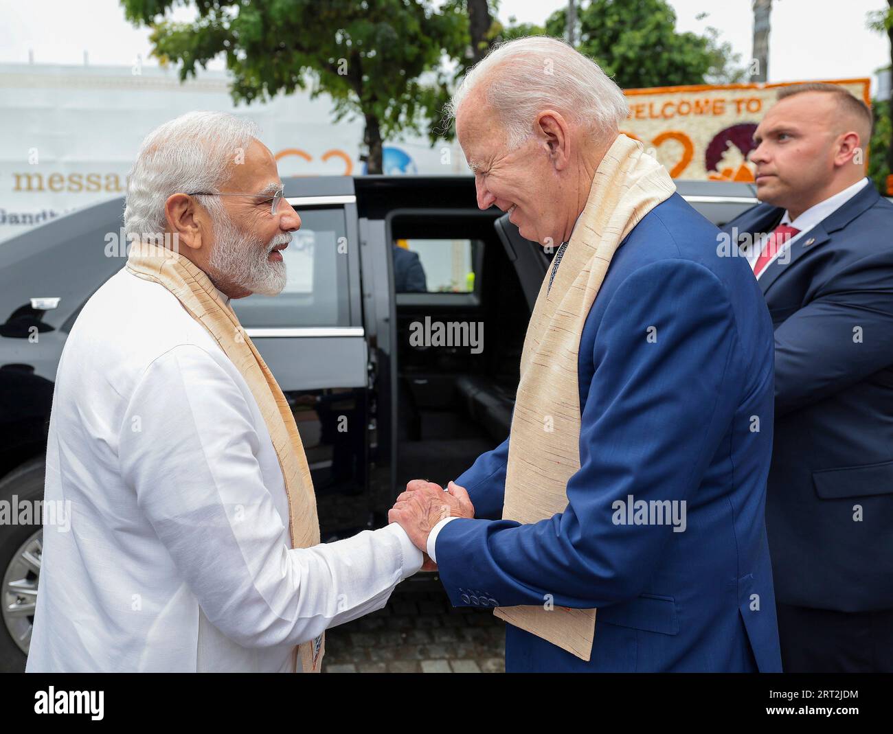 Nuova Delhi, India. 10 settembre 2023. Il primo ministro indiano Narendra modi, a sinistra, vede il presidente degli Stati Uniti Joe Biden, a destra, fuori dopo aver reso omaggio al leader dell'indipendenza Mahatma Gandhi a Rajghat, il 10 settembre 2023 a nuova Delhi, in India. Credito: PIB/Ufficio informazioni stampa/Alamy Live News Foto Stock