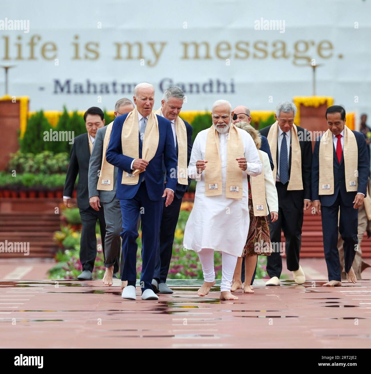 Nuova Delhi, India. 10 settembre 2023. Il primo ministro indiano Narendra modi, al centro, cammina con il presidente degli Stati Uniti Joe Biden, a sinistra, e altri membri del G20, mentre lasciano il memoriale del Mahatma Gandhi a Rajghat, il 10 settembre 2023 a nuova Delhi, in India. Credito: PIB/Ufficio informazioni stampa/Alamy Live News Foto Stock