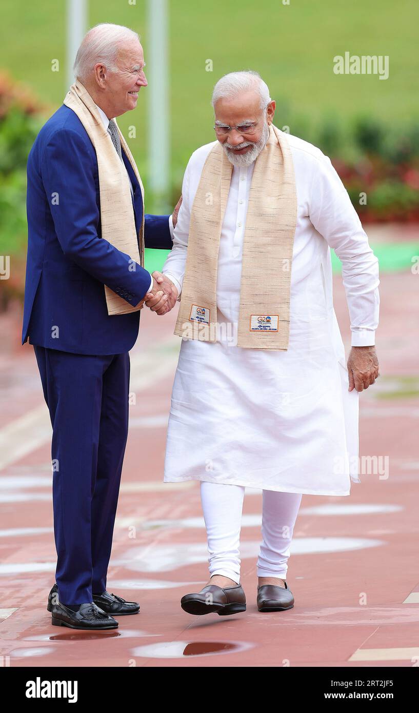 Nuova Delhi, India. 10 settembre 2023. Il primo ministro indiano Narendra modi, a destra, vede il presidente degli Stati Uniti Joe Biden, allontanarsi dopo aver reso omaggio al leader dell'indipendenza Mahatma Gandhi a Rajghat, il 10 settembre 2023 a nuova Delhi, in India. Credito: PIB/Ufficio informazioni stampa/Alamy Live News Foto Stock