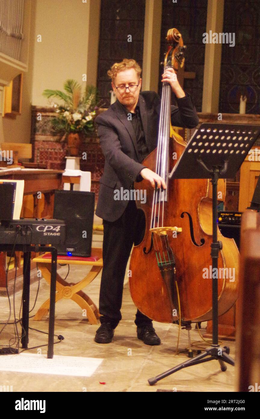 George Trebar, Josephine Davies Mark Bassey Sextet, St Andrews Church, Hove, East Sussex, 14 ottobre 2022. Foto Stock