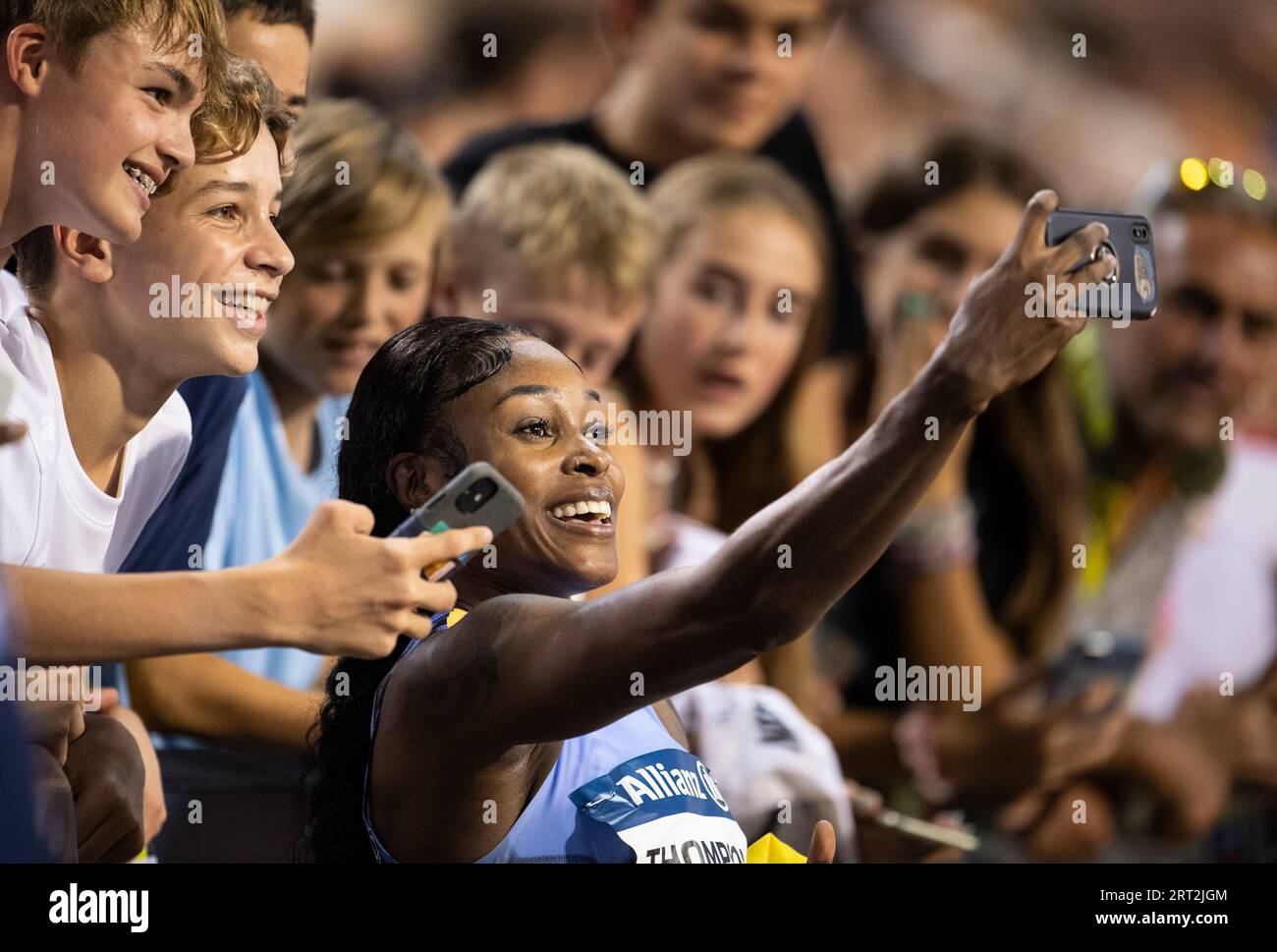 Elaine Thompson-Herah della Giamaica firma autografi per i fan dopo aver gareggiato nei 100m femminili all'Allianz Memorial Van Damme al King Baudoui Foto Stock