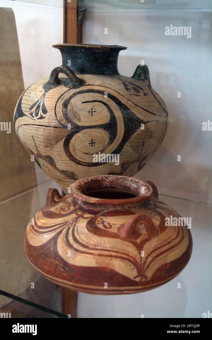 Antichi vasi micenei del 1500 a.C. circa, il Museo Archeologico di Tebe, che raffigura la storia di Tebe dal Neolitico all'Ottamano, Thiva, Grecia, 2003. Foto Stock