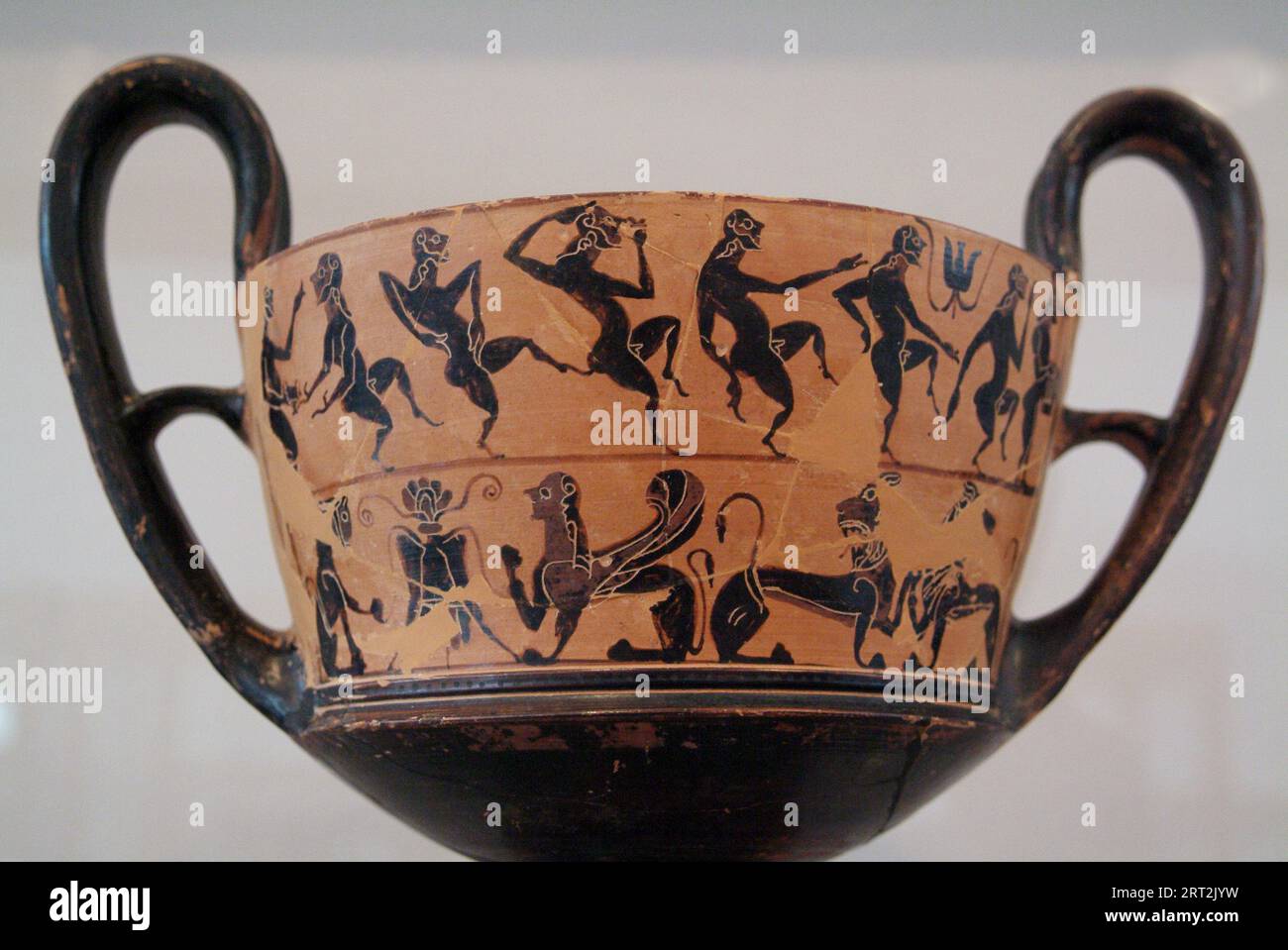 Anfora di figure danzanti e una sfinge, il Museo Archeologico di Tebe, che raffigura la storia di Tebe dal Neolitico all'Ottamano, Thiva, Grecia, 2003. Foto Stock