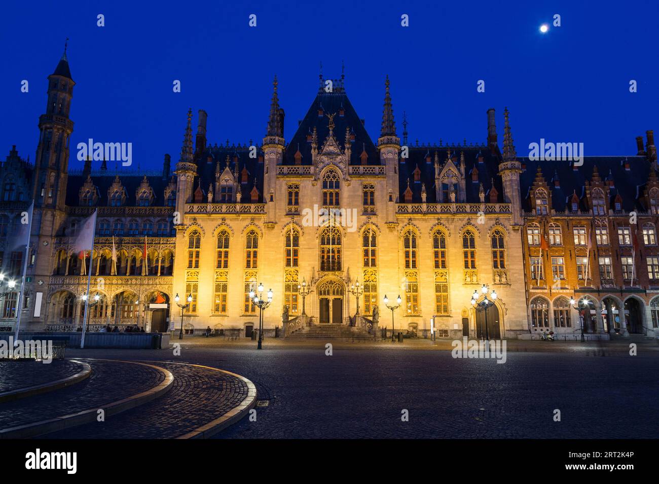 L'esterno della Provinciaal Hof (Corte Provinciale) a Grote Markt a Bruges di notte. C'è spazio per il testo. Foto Stock