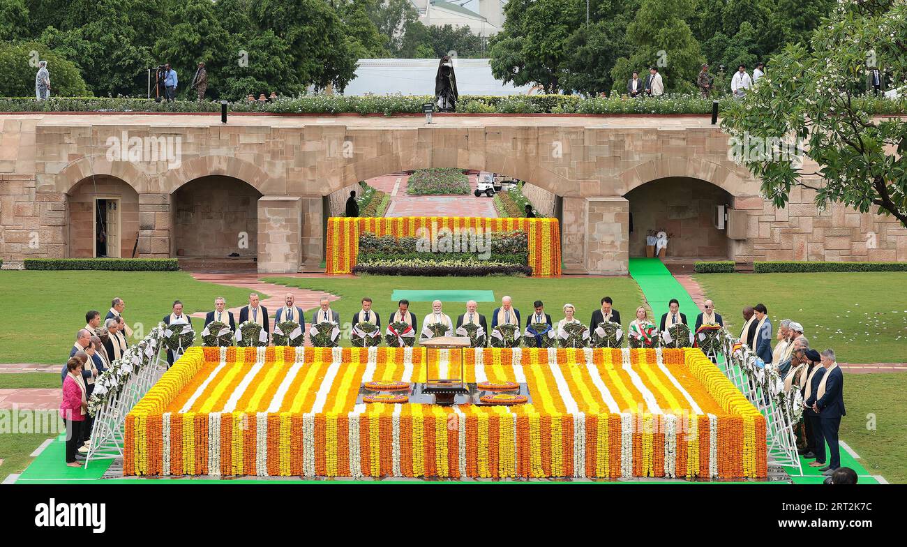 Nuova Delhi, India. 10 settembre 2023. Il primo ministro indiano Narendra modi, al centro, guida i leader del G20 nel rendere omaggio al Samadhi del Mahatma Gandhi a Rajghat, il 10 settembre 2023 a nuova Delhi, in India. Credito: PIB/Ufficio informazioni stampa/Alamy Live News Foto Stock