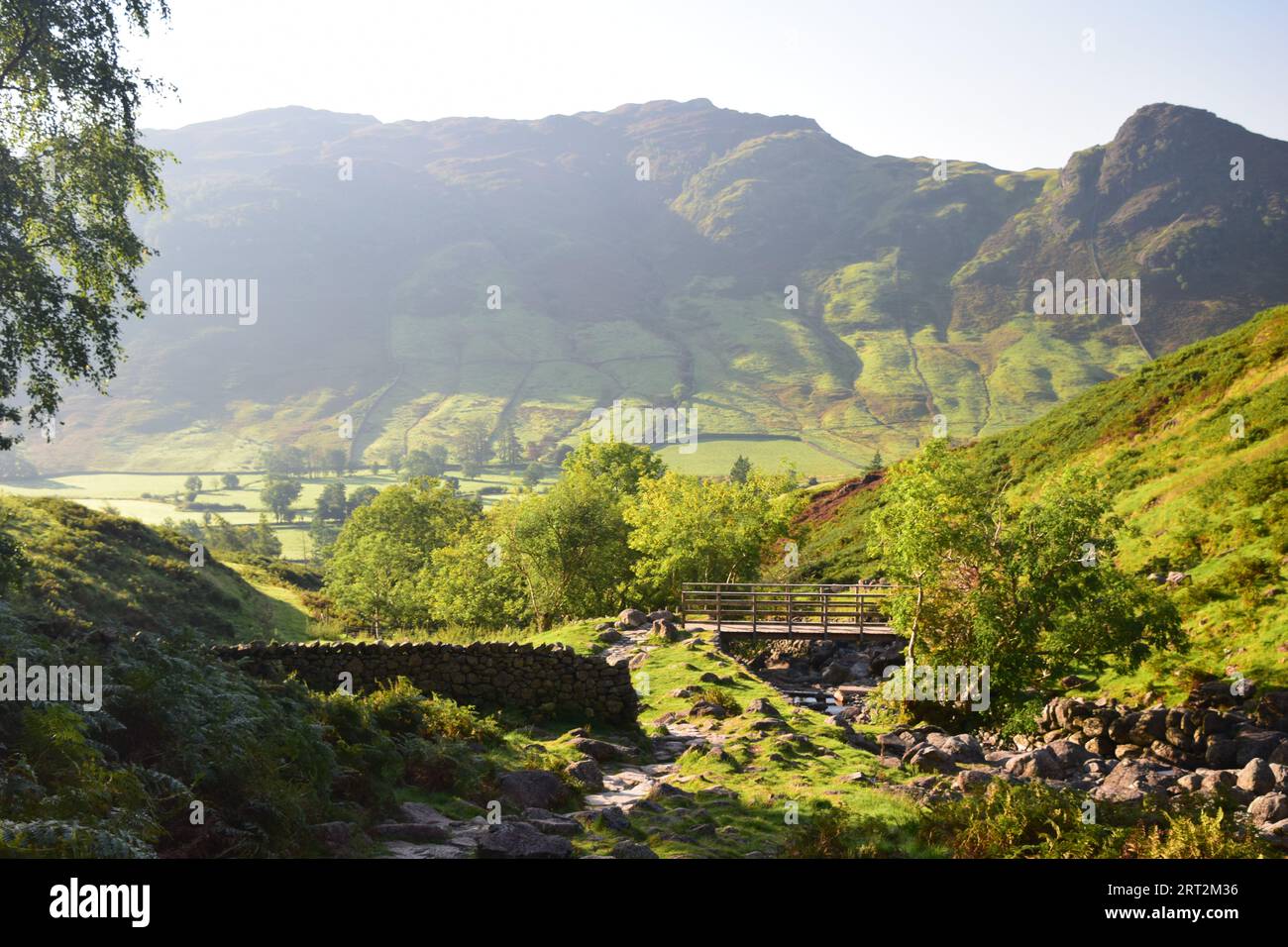 Immagini mozzafiato del paesaggio lungo il percorso fino a Stickle tarn nel distretto del lago inglese. Foto Stock