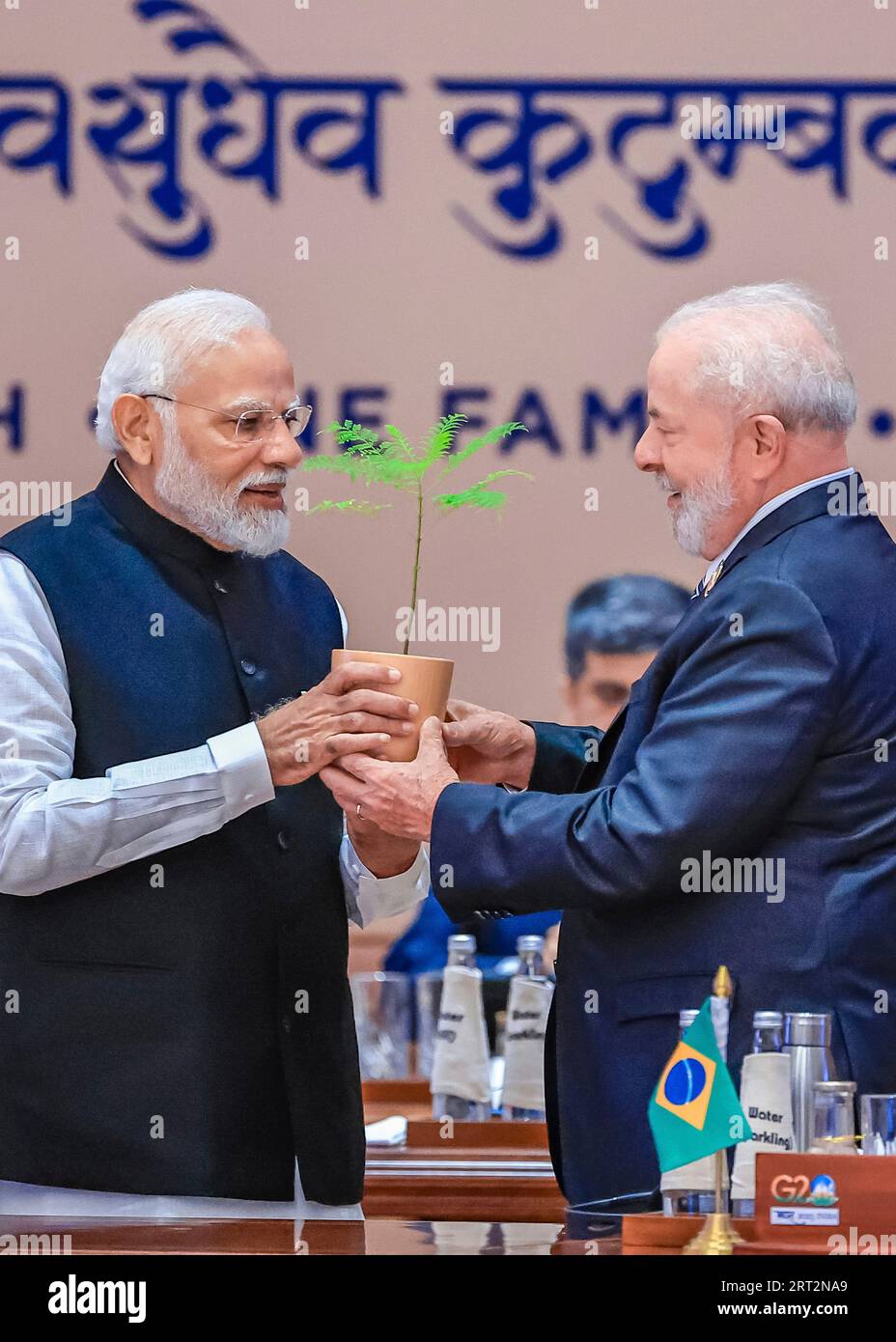 Nuova Delhi, India. 10 settembre 2023. Il presidente brasiliano Luiz Inacio Lula da Silva, a destra, presenta un alberello d'albero al primo ministro indiano Narendra modi, a sinistra, durante il vertice del G20 al centro congressi Bharat Mandapam, il 10 settembre 2023 a nuova Delhi, in India. Il gesto simbolico rappresenta l'albero della transizione che indica la transizione ufficiale della presidenza del G20 in Brasile. Credito: Ricardo Stuckert/Presidente Brasile/Alamy Live News Foto Stock