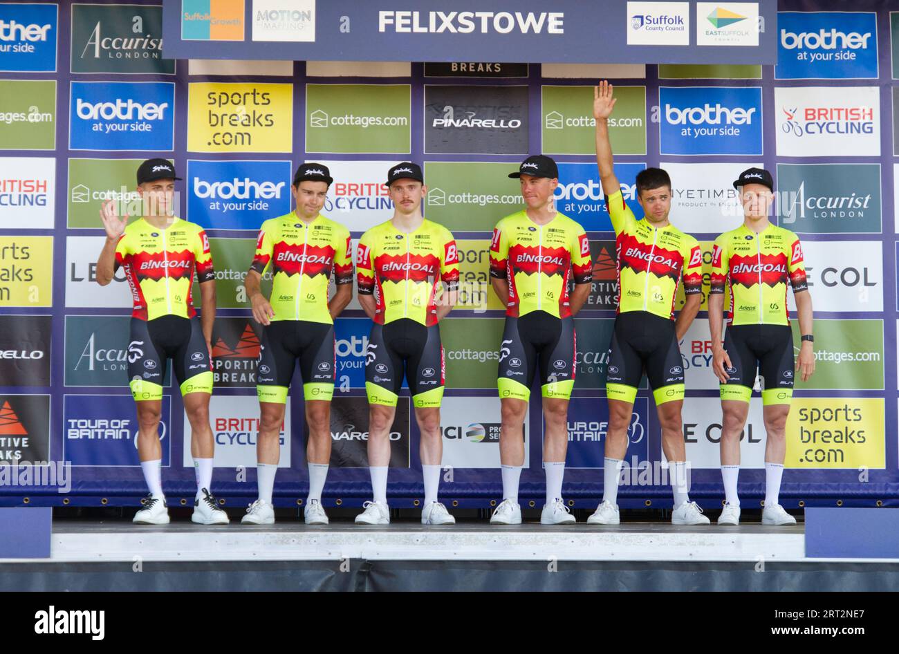 Tour della Gran Bretagna, tappa 5 in bicicletta a Felixstowe 2023. Il Team Bingoal WB sul podio viene presentato al pubblico prima della gara. Foto Stock