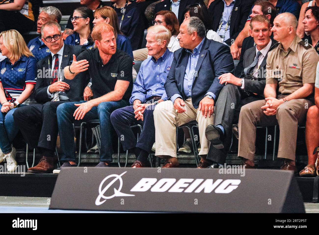 Düsseldorf, Germania. 10 settembre 2023. Il principe Harry, Duca del Sussex, guarda la nuova Zelanda contro il Canada in sedia a rotelle e parla con invitati e spettatori. Gli Invictus Games 2023 giorno 1 delle competizioni. Il motto degli Invictus Games Düsseldorf è "A Home for Respect", che caratterizza lo spirito dei giochi. 21 nazioni partecipano ai giochi quest'anno. Crediti: Imageplotter/Alamy Live News Foto Stock