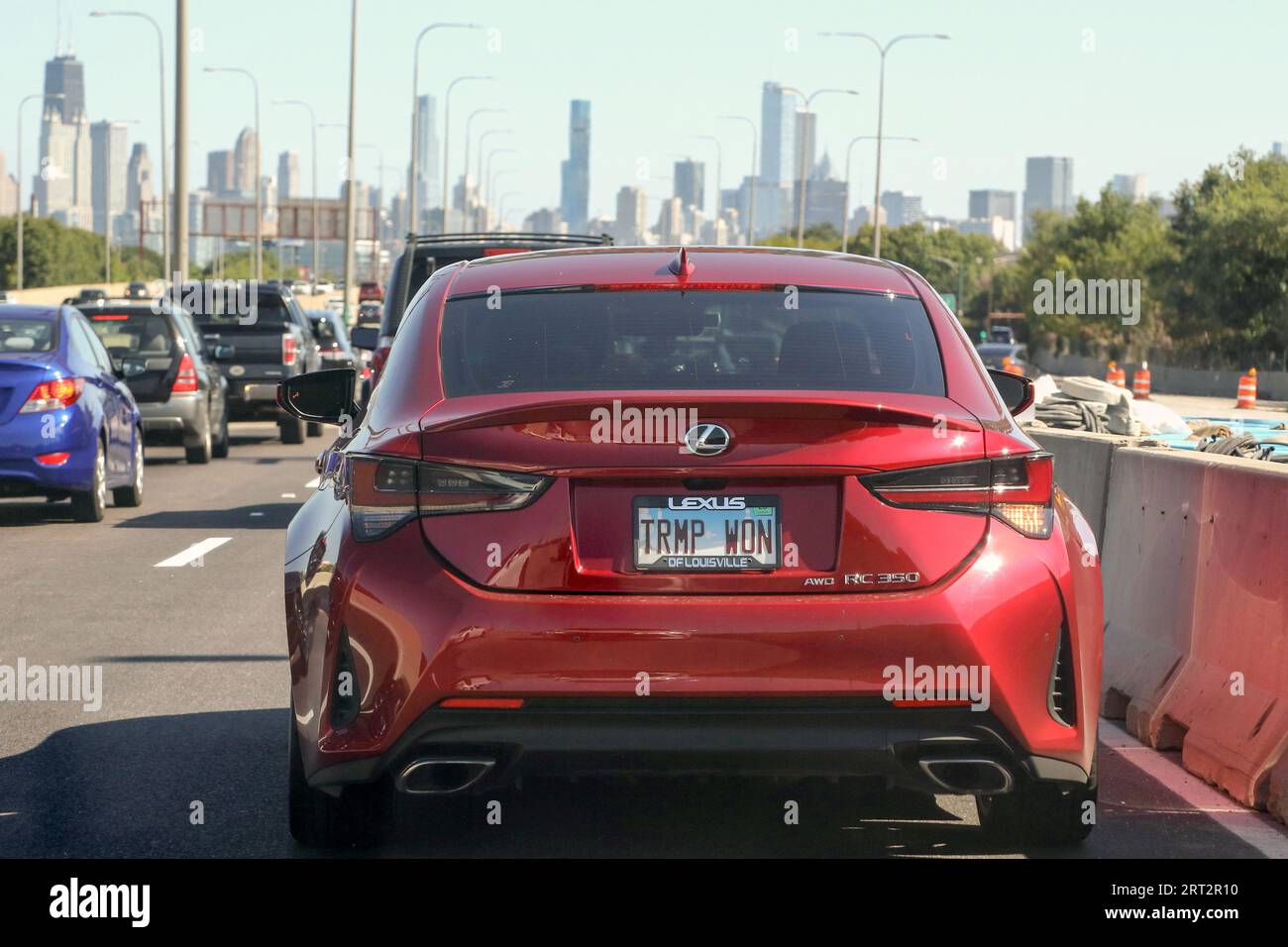 Un'auto con una targa a sostegno dell'affermazione che le elezioni del 2020 sono state rubate a Donald Trump viene vista guidare sulla Kennedy Expressway a Chicago il 9 settembre 2023. Secondo i sondaggi più recenti, Donald Trump mantiene un comando sul campo dei candidati repubblicani per la nomina presidenziale del 2024. (Foto di: Alexandra Buxbaum/Sipa USA) credito: SIPA USA/Alamy Live News Foto Stock