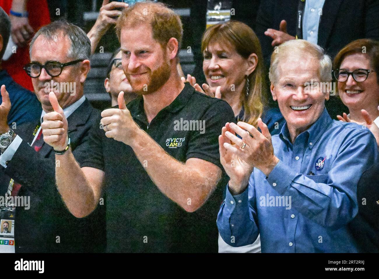 Düsseldorf, Germania. 10 settembre 2023. Il principe Harry, Duca del Sussex, guarda la nuova Zelanda contro il Canada in sedia a rotelle e parla con invitati e spettatori, Bill Nelson, amministratore della NASA alla sua destra. Gli Invictus Games 2023 giorno 1 delle competizioni. Il motto degli Invictus Games Düsseldorf è "A Home for Respect", che caratterizza lo spirito dei giochi. 21 nazioni partecipano ai giochi quest'anno. Crediti: Imageplotter/Alamy Live News Foto Stock
