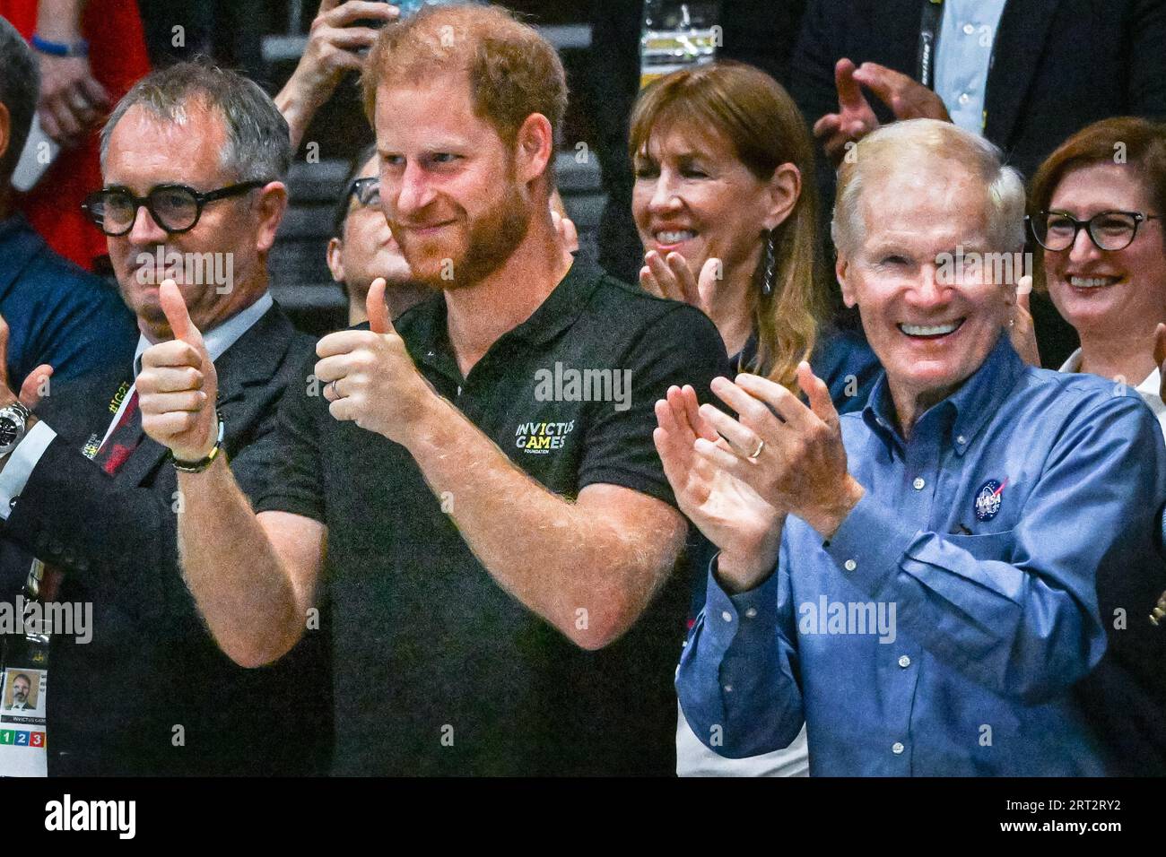 Düsseldorf, Germania. 10 settembre 2023. Il principe Harry, Duca del Sussex, guarda la nuova Zelanda contro il Canada in sedia a rotelle e parla con invitati e spettatori, Bill Nelson, amministratore della NASA alla sua destra. Gli Invictus Games 2023 giorno 1 delle competizioni. Il motto degli Invictus Games Düsseldorf è "A Home for Respect", che caratterizza lo spirito dei giochi. 21 nazioni partecipano ai giochi quest'anno. Crediti: Imageplotter/Alamy Live News Foto Stock