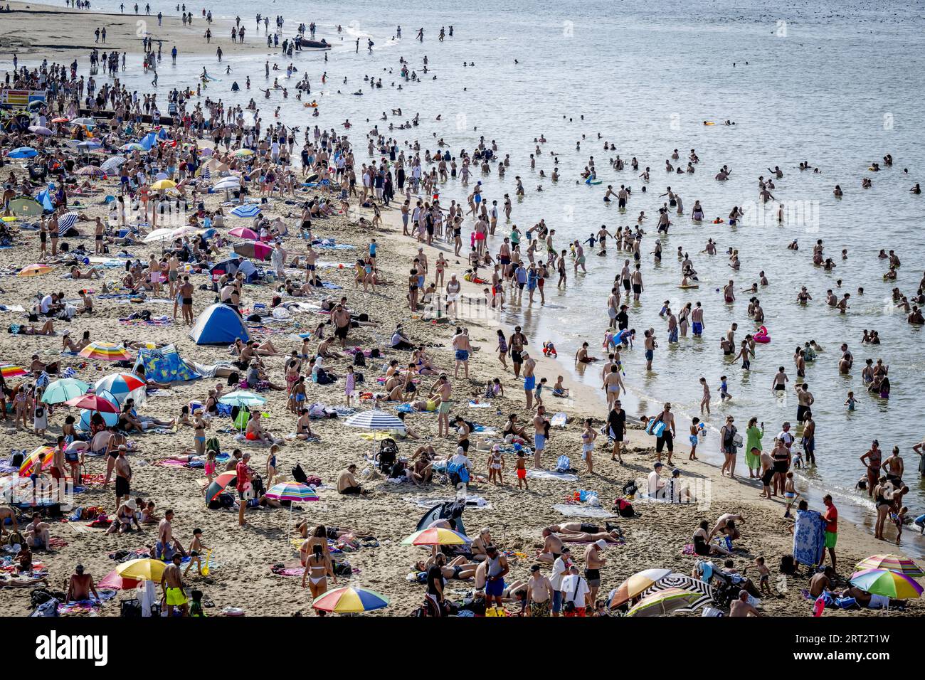 SCHEVENINGEN - gli amanti della spiaggia stanno cercando di rinfrescarsi in riva al mare. A settembre sono già stati superati diversi record di date di calore, con temperature tropicali. Con una temperatura di 28,4 gradi a De Bilt, sabato scorso è stato il 9 settembre più caldo da quando le misurazioni sono iniziate all'inizio del secolo scorso. ANP ROBIN UTRECHT paesi bassi fuori - belgio fuori Foto Stock