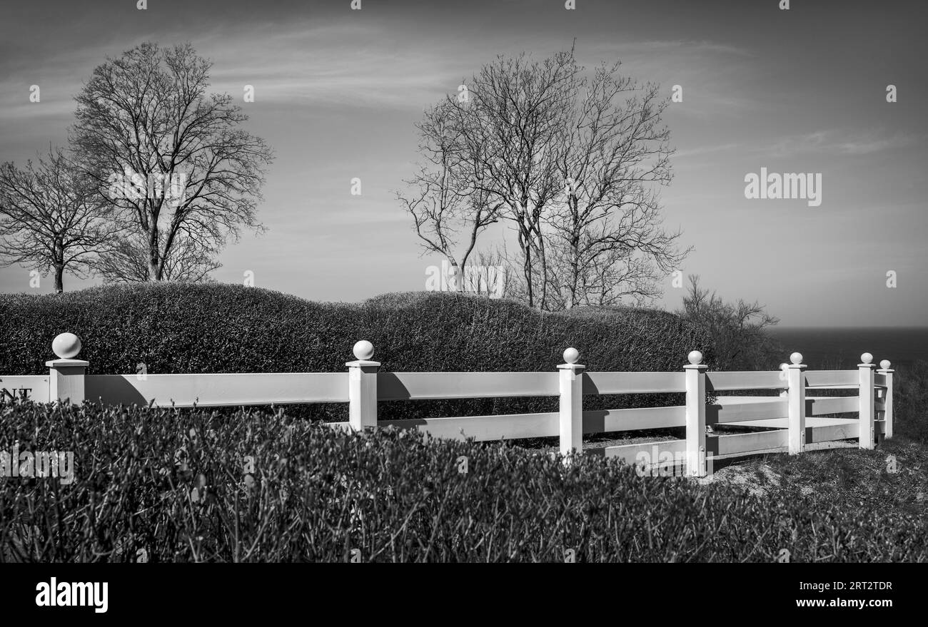 La recinzione bianca serve come sicurezza per i visitatori sulla ripida costa di Lohme (Ruegen) Foto Stock