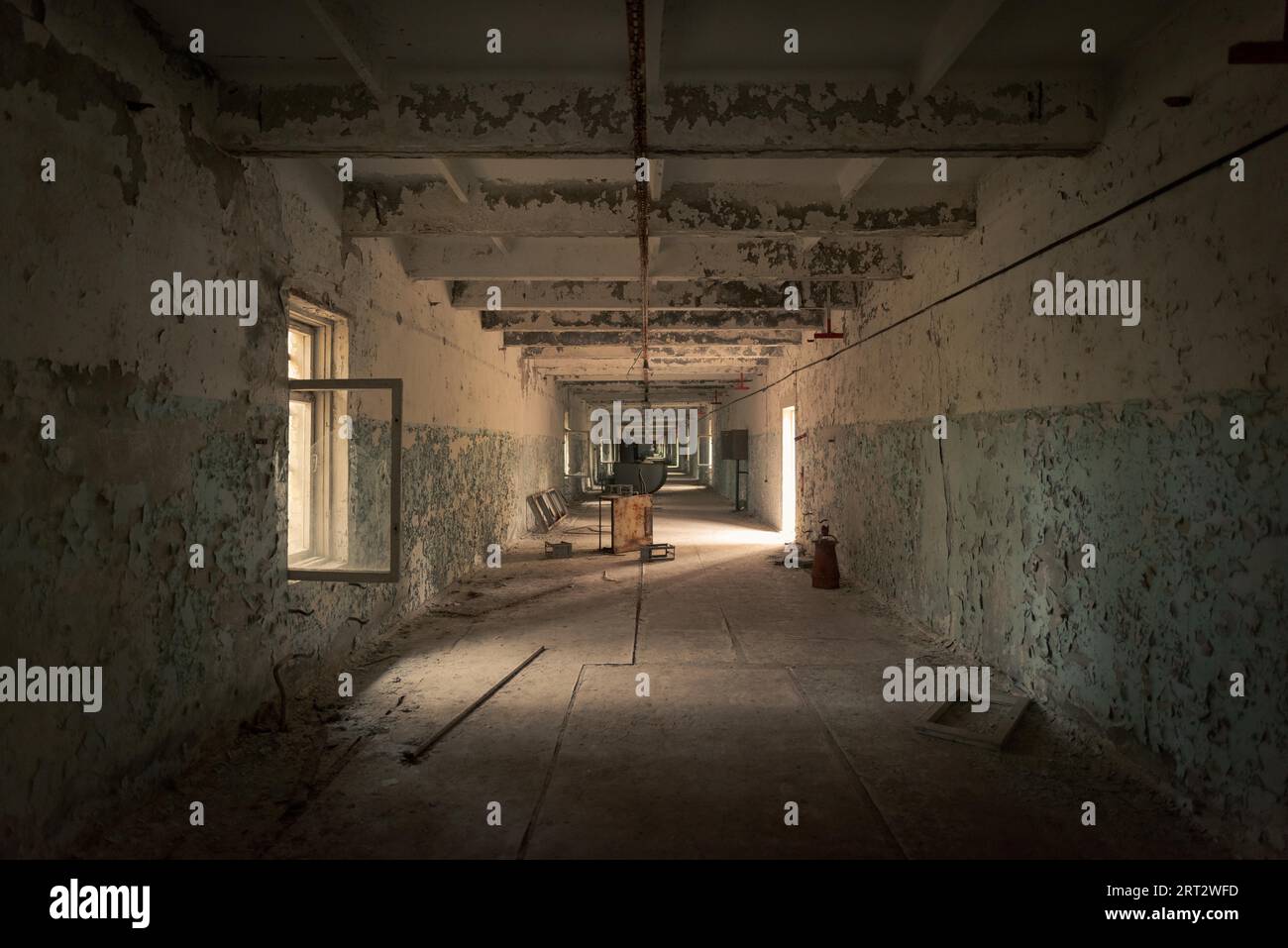 Corridoio del sito di array radar DI DUGA nella zona di esclusione di Cernobyl di Alienation Foto Stock