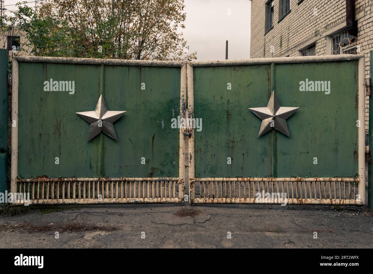 Porta di ingresso in metallo pesante all'area dell'array radar DI DUGA nella zona di Alienazione di Chernobyl Foto Stock
