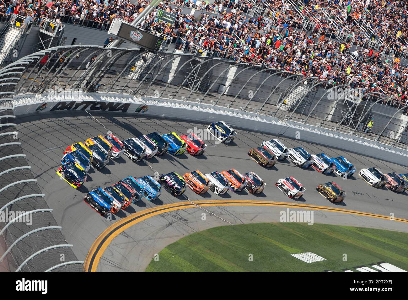 17 febbraio 2019, Daytona Beach, Florida, USA: Le squadre della Monster Energy NASCAR Cup Series si sfidano in pista per la Daytona 500 a Daytona Foto Stock