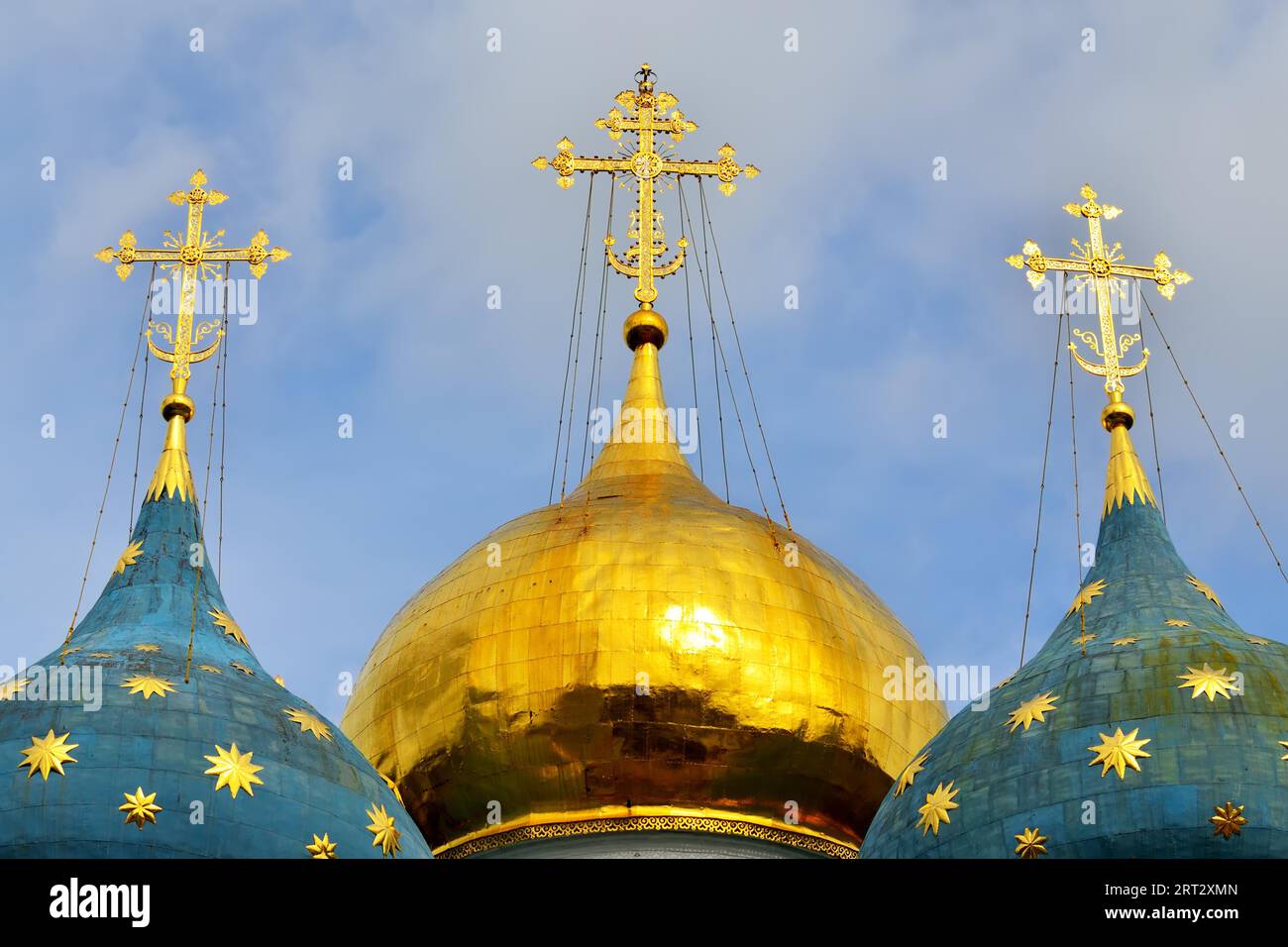 Sergiev Posad, regione di Mosca, Russia, 15 agosto 2019: Trinity-Sergiev Lavra, il più importante monastero russo, le cupole della cattedrale dell'assunzione Foto Stock