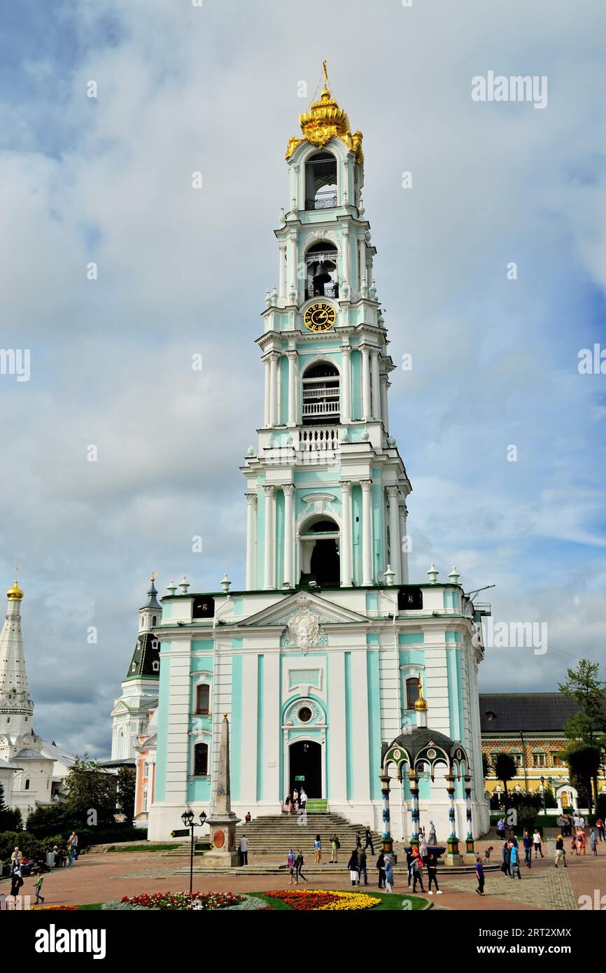 Sergiev Posad, regione di Mosca, Russia, 15 agosto 2019: Trinity-Sergiev Lavra, il più importante monastero russo, campanile in pietra bianca a cinque piani con Foto Stock