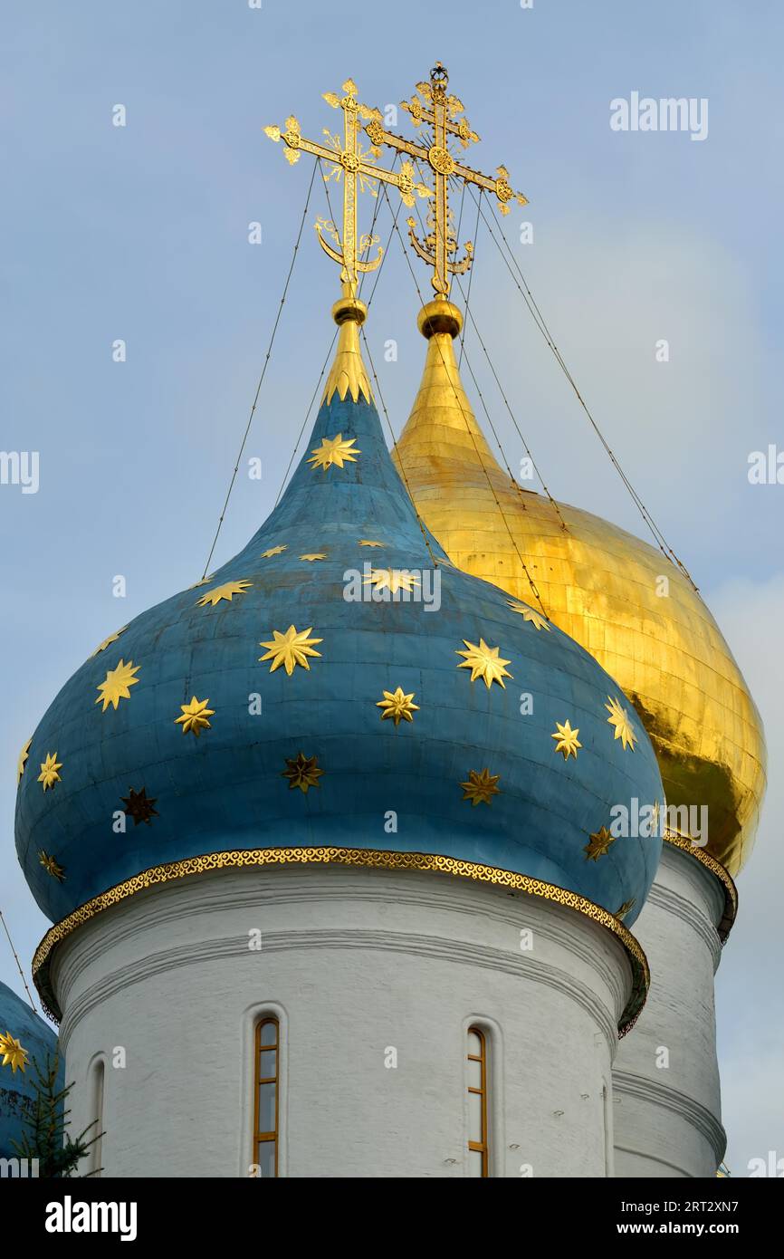 Sergiev Posad, regione di Mosca, Russia, 15 agosto 2019: Trinity-Sergiev Lavra, il più importante monastero russo, le cupole della cattedrale dell'assunzione Foto Stock