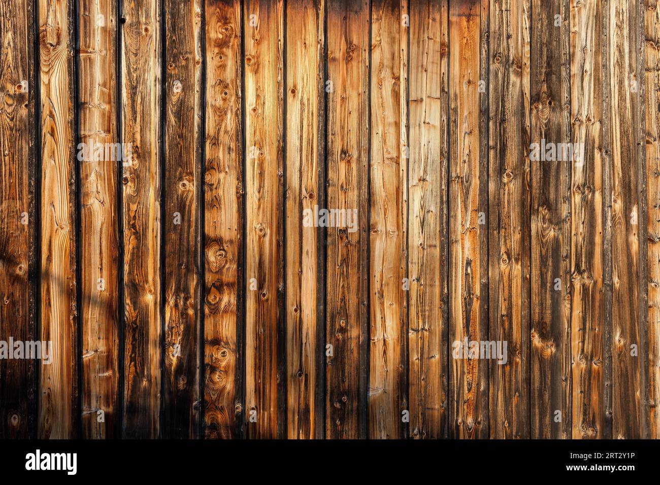 Struttura o sfondo in legno, tavole verticali, antica parete in legno della cappella del XVII secolo Foto Stock