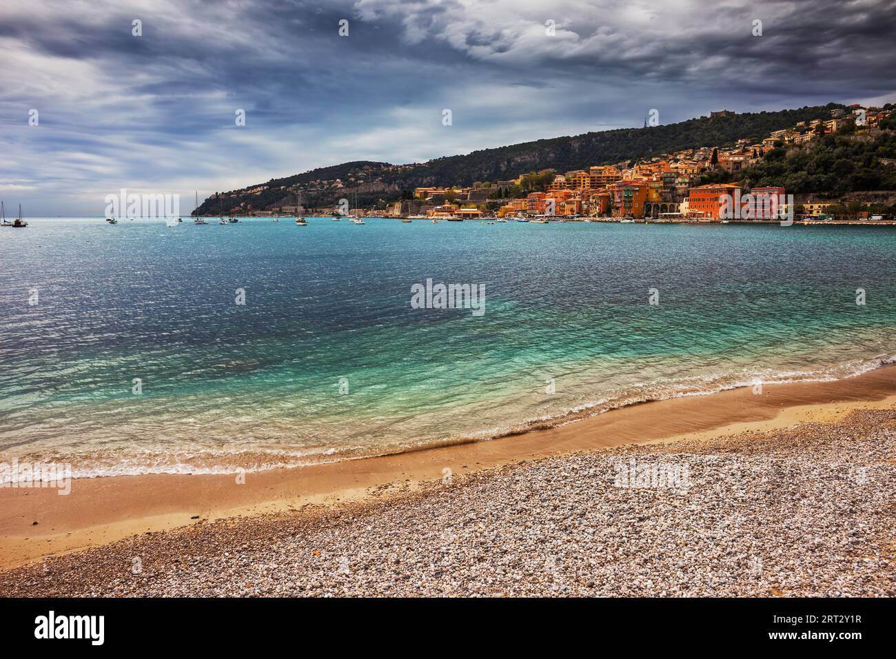 La spiaggia e il mare nella baia di Villefranche-sur-Mer resort sulla Costa Azzurra in Francia Foto Stock