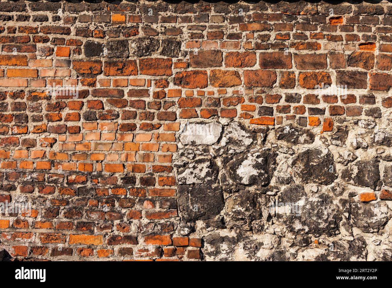 In mattoni e pietra vecchio muro sfondo del XV secolo il Corpus Christi basilica nel quartiere ebraico Kazimierz di Cracovia, in Polonia Foto Stock