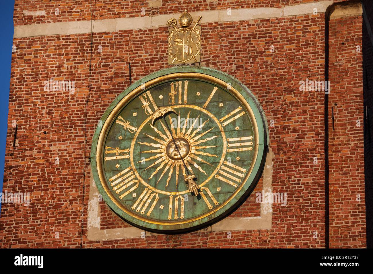 Orologio della Cattedrale di Wawel sul campanile di Cracovia, Polonia, sole dorato nel mezzo e numeri romani, risalente al XVII secolo Foto Stock