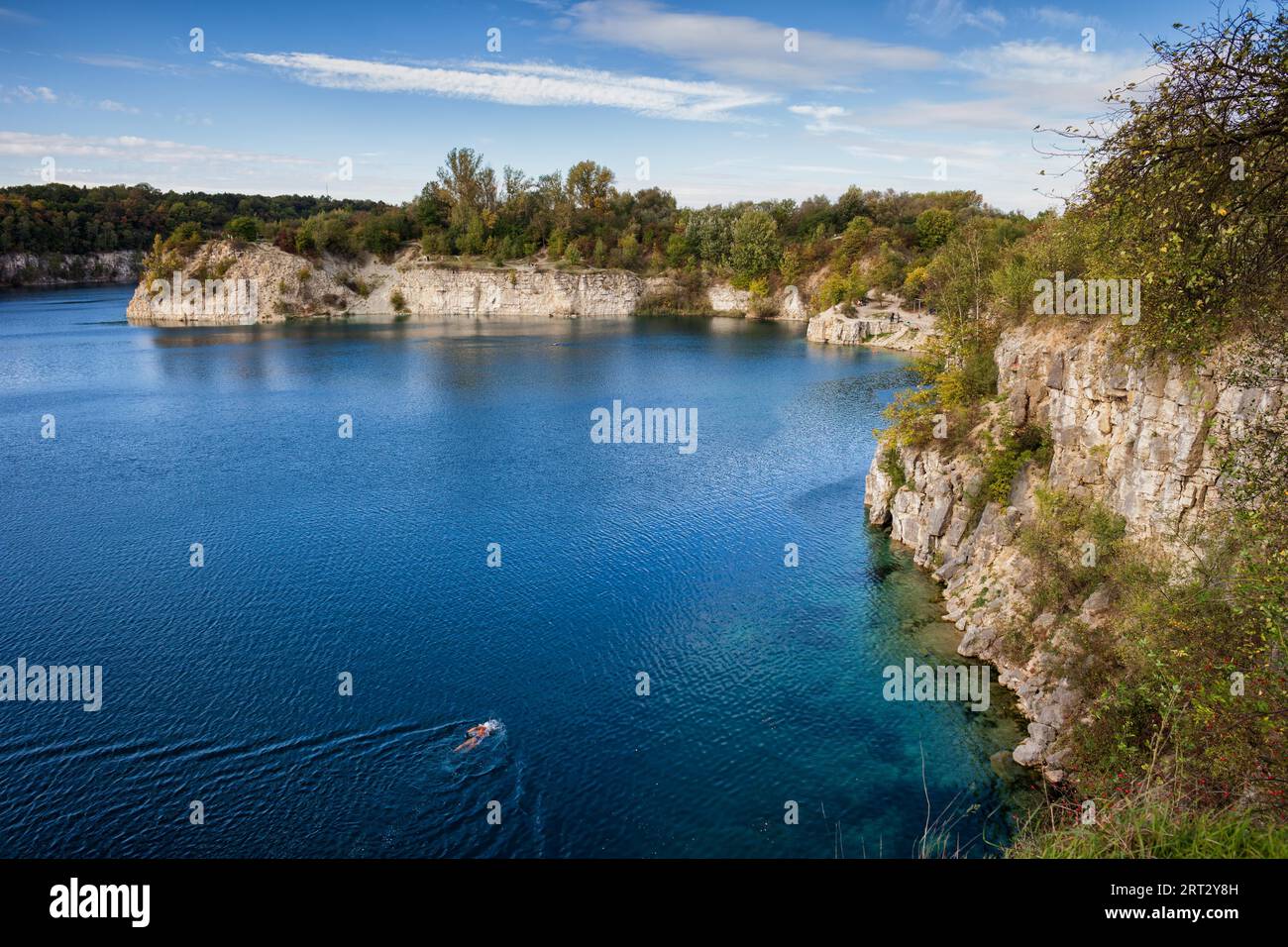 Bacino idrico di Zakrzowek nella città di Cracovia, in Polonia, lago e scogliere nell'ex cava calcarea Foto Stock