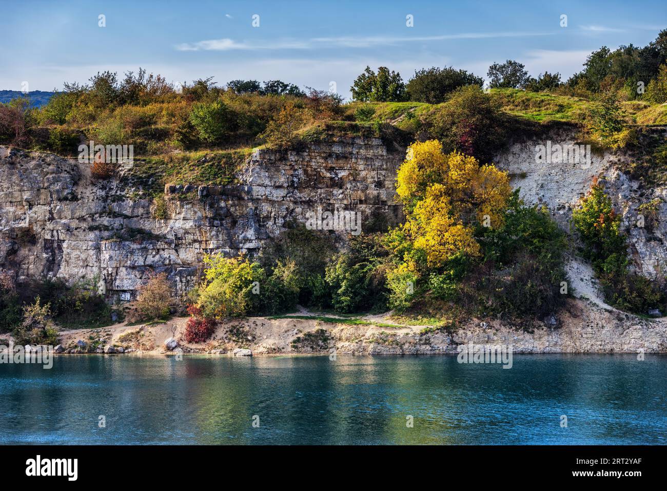 Scogliera del bacino idrico di Zakrzowek a Cracovia, in Polonia, ex cava di calcare in autunno Foto Stock