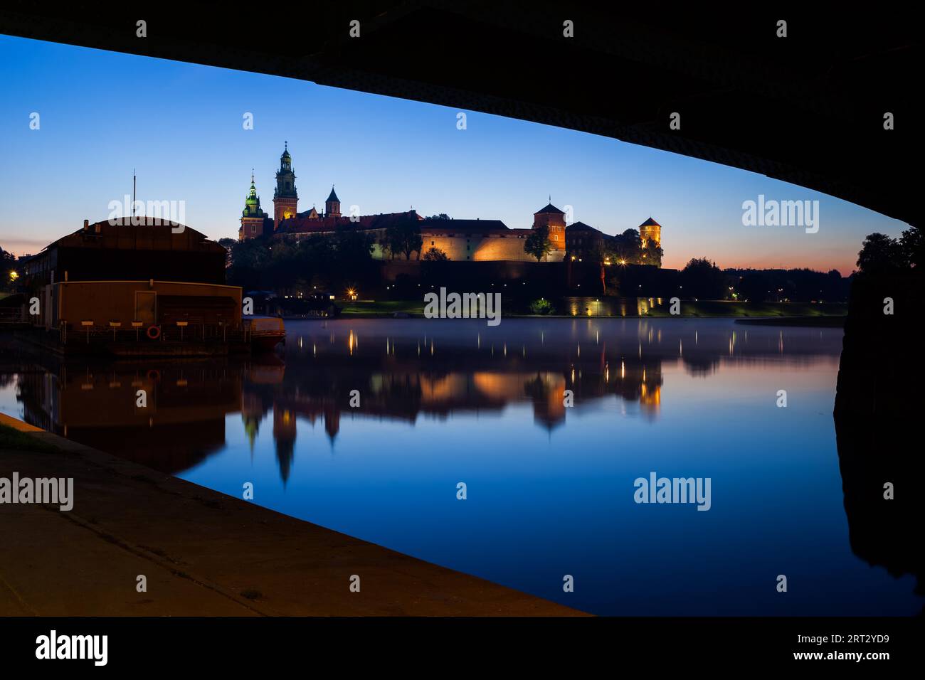 La Polonia, la città di Cracovia, in vista del Castello di Wawel a serata tranquilla da sotto il ponte sul fiume Vistola Foto Stock