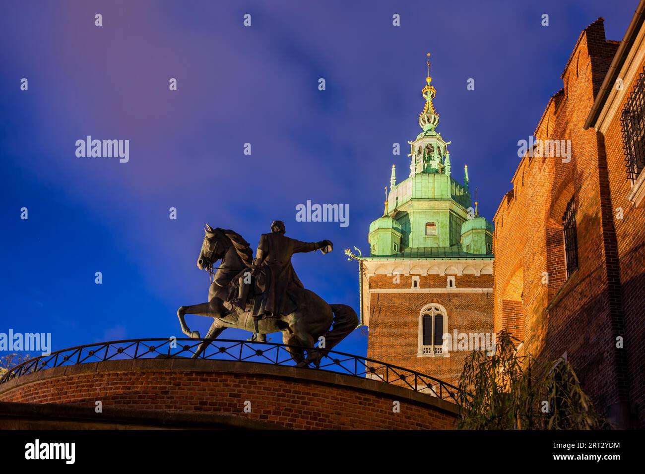 Tadeusz Kosciuszko Monumento al castello di Wawel di notte a Cracovia, Polonia, equestre statua in bronzo del polacco e American hero di indipendenza, lavoro da Foto Stock