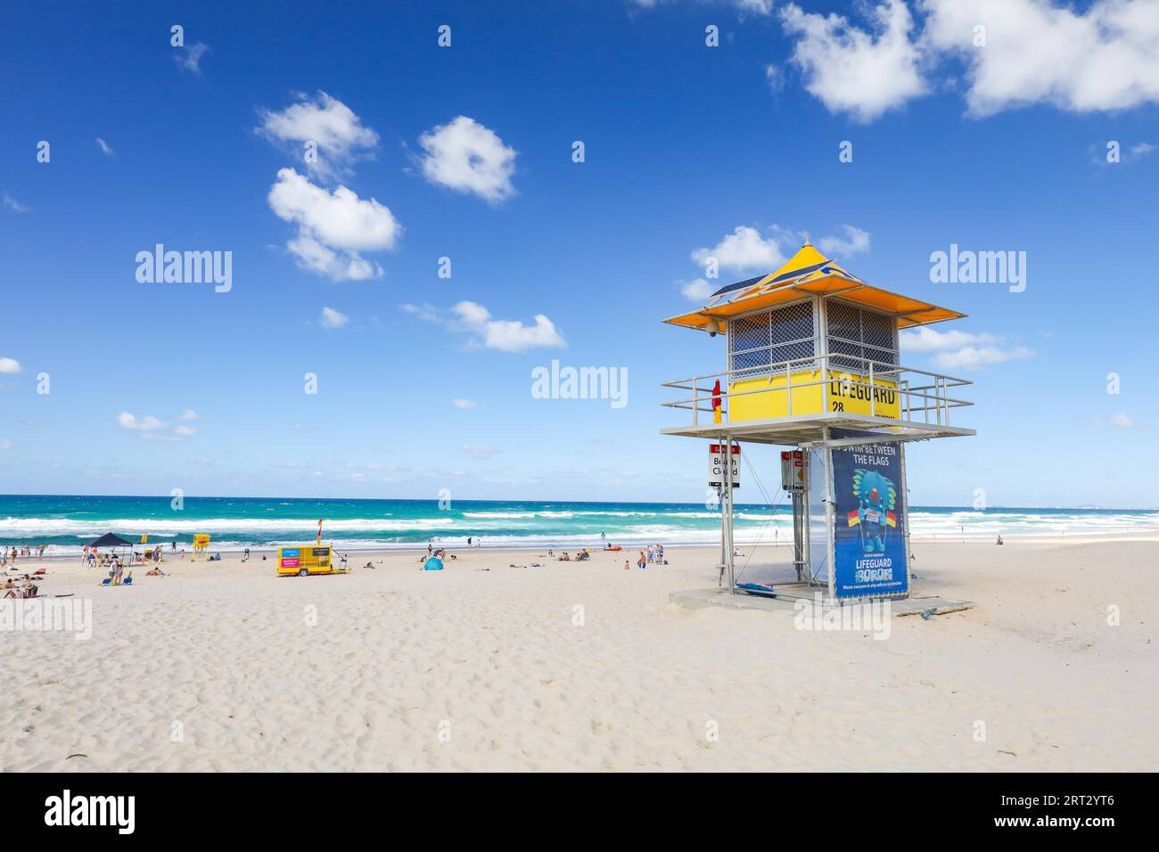 Surf lifesaving segnaletica e torre di Broadbeach, Gold Coast, Queensland, Australia Foto Stock