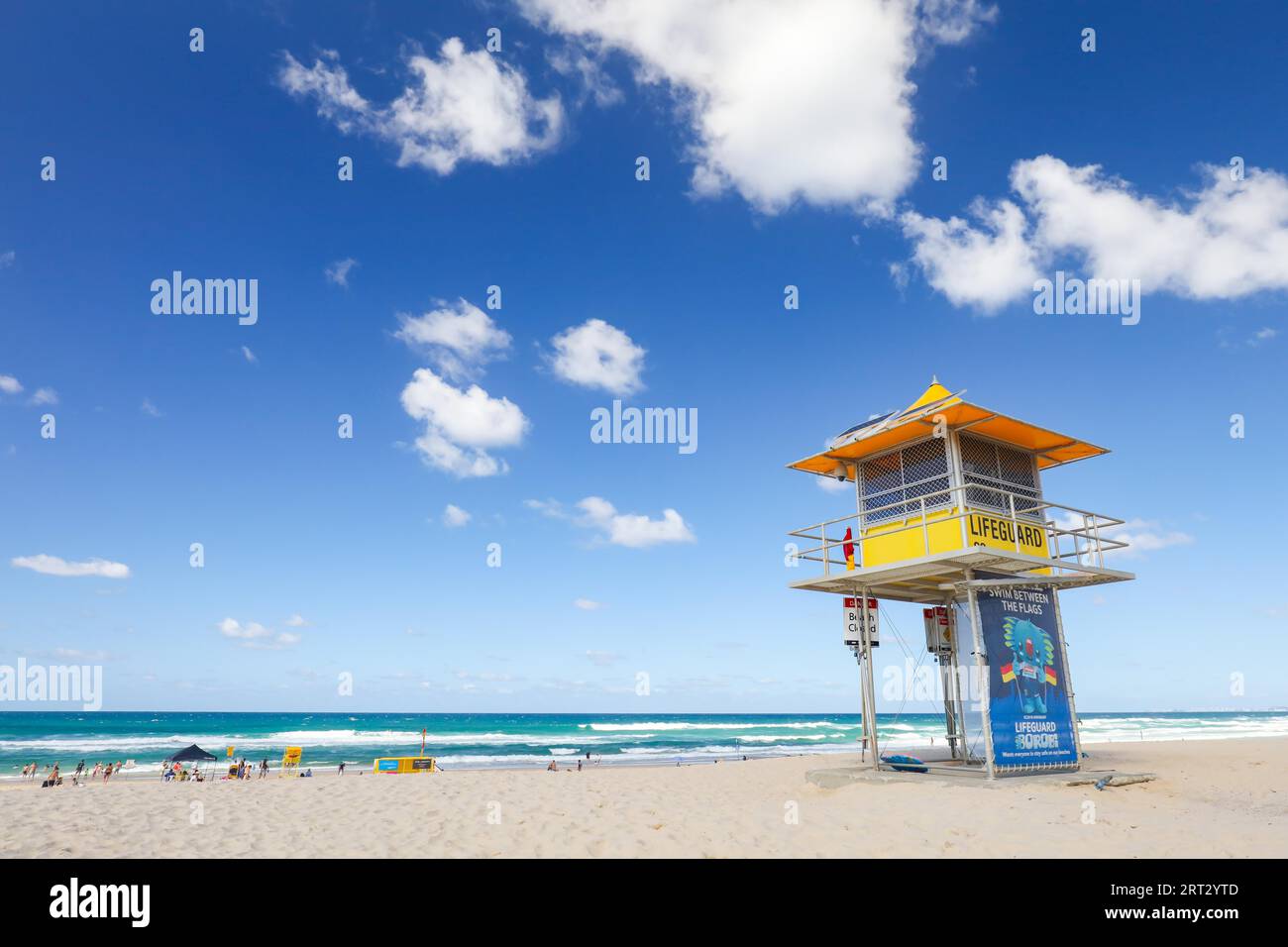 Surf lifesaving segnaletica e torre di Broadbeach, Gold Coast, Queensland, Australia Foto Stock