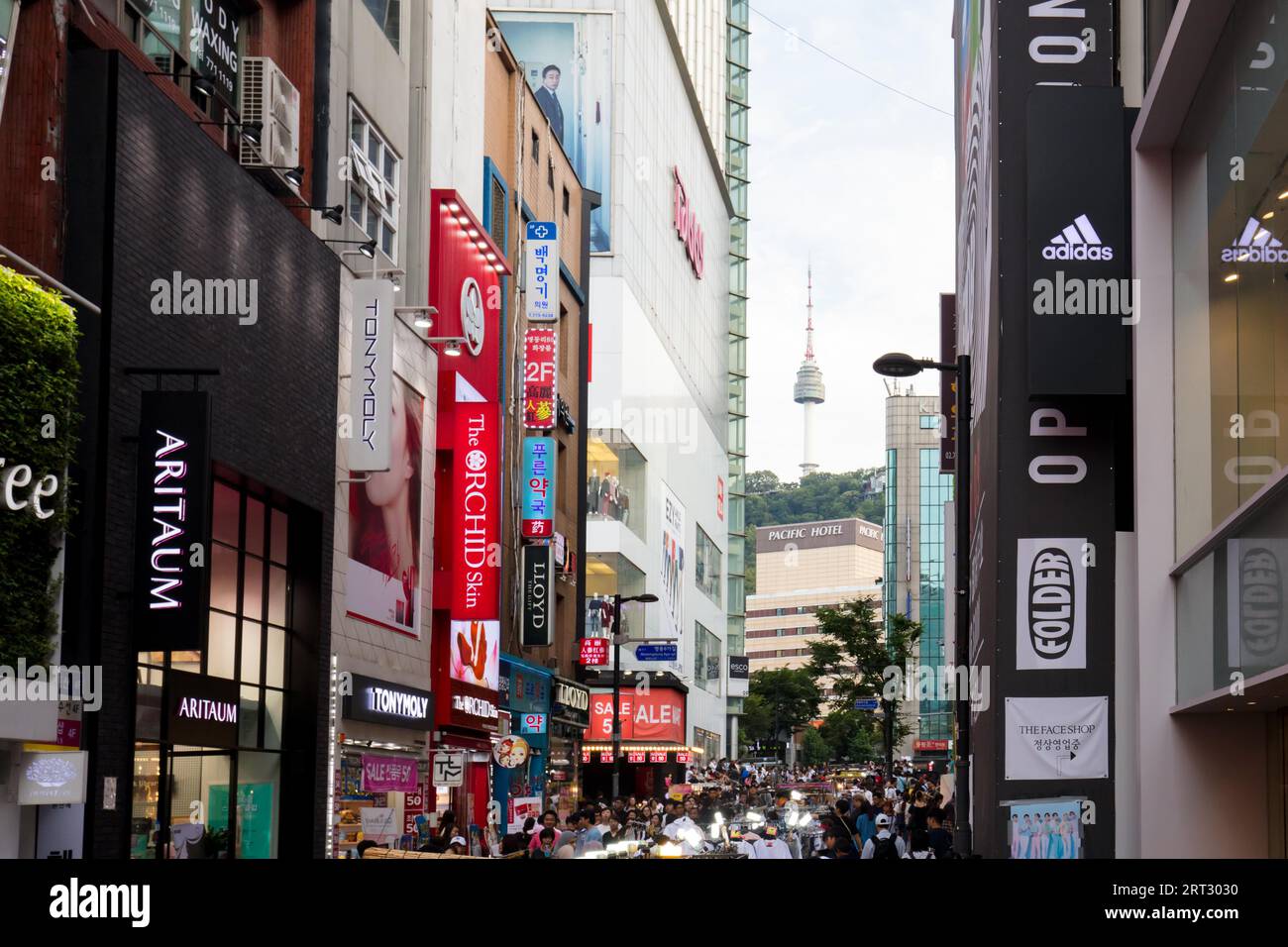 Seul, Corea del Sud, 18 agosto 2018: Myeong-dong è un vivace quartiere dello shopping e del turismo a Jong-GU, nella zona centrale di Seul, Corea del Sud Foto Stock