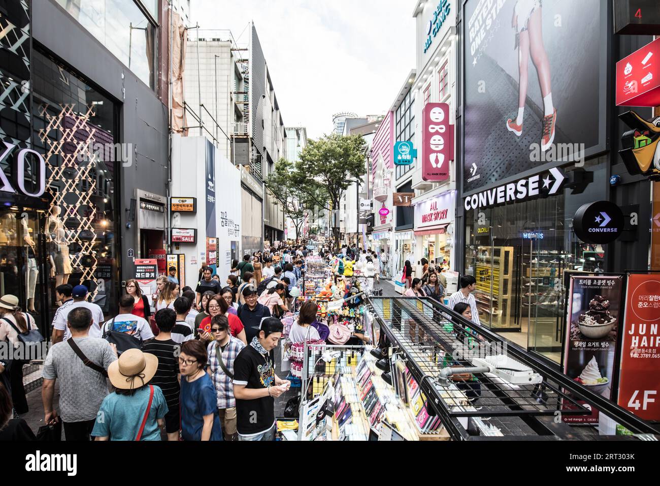 Seul, Corea del Sud, 18 agosto 2018: Myeong-dong è un vivace quartiere dello shopping e del turismo a Jong-GU, nella zona centrale di Seul, Corea del Sud Foto Stock