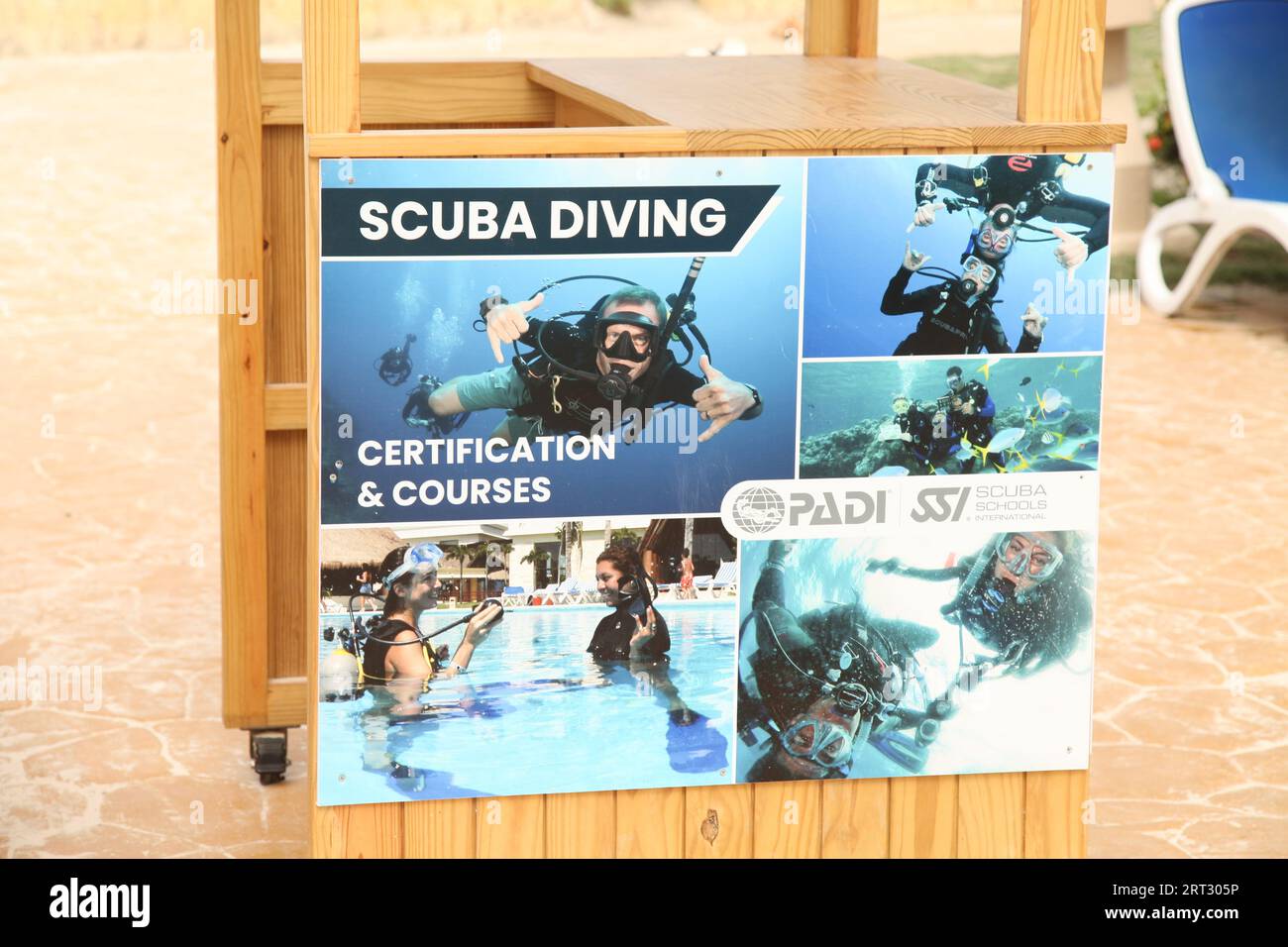 PADI Scuba diving Certification and Courses sign, Caribbean, Dominican Republic, Punta Cana 2023 Foto Stock