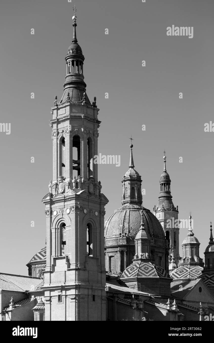 La cattedrale-basilica di nostra Signora del pilastro è una chiesa cattolica romana sul fiume Ebro a Saragozza, Aragona, Spagna. Foto Stock