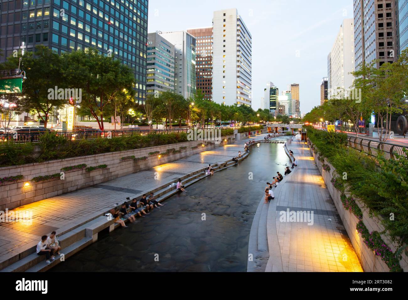 Seul, Corea del Sud, 21 agosto 2018: Cheonggyecheon è un fiume urbano che scorre da ovest a est attraverso il centro di Seul in Corea del Sud Foto Stock