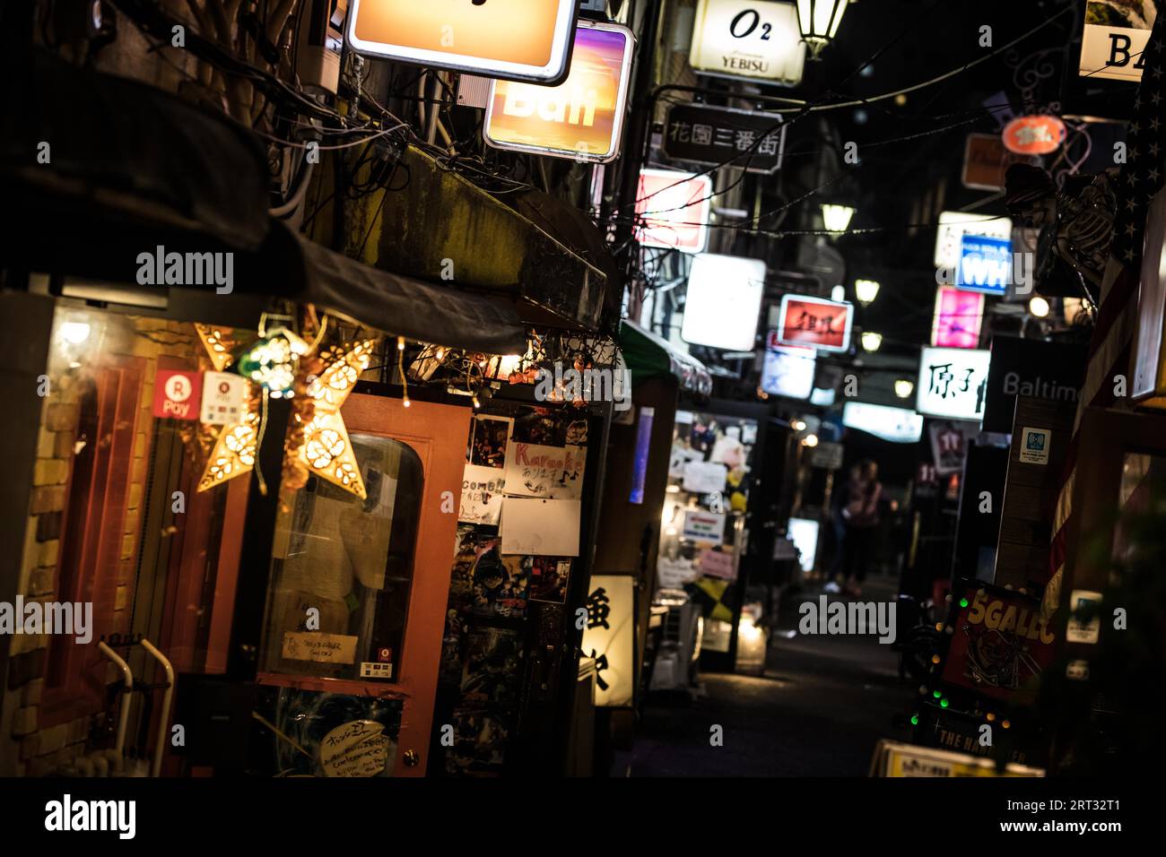 TOKYO, GIAPPONE, 12 MAGGIO 2019, Golden GAI è una zona famosa con molti vicoli pieni di bar e ristoranti a Shinjuku, nel centro di Tokyo, Giappone Foto Stock