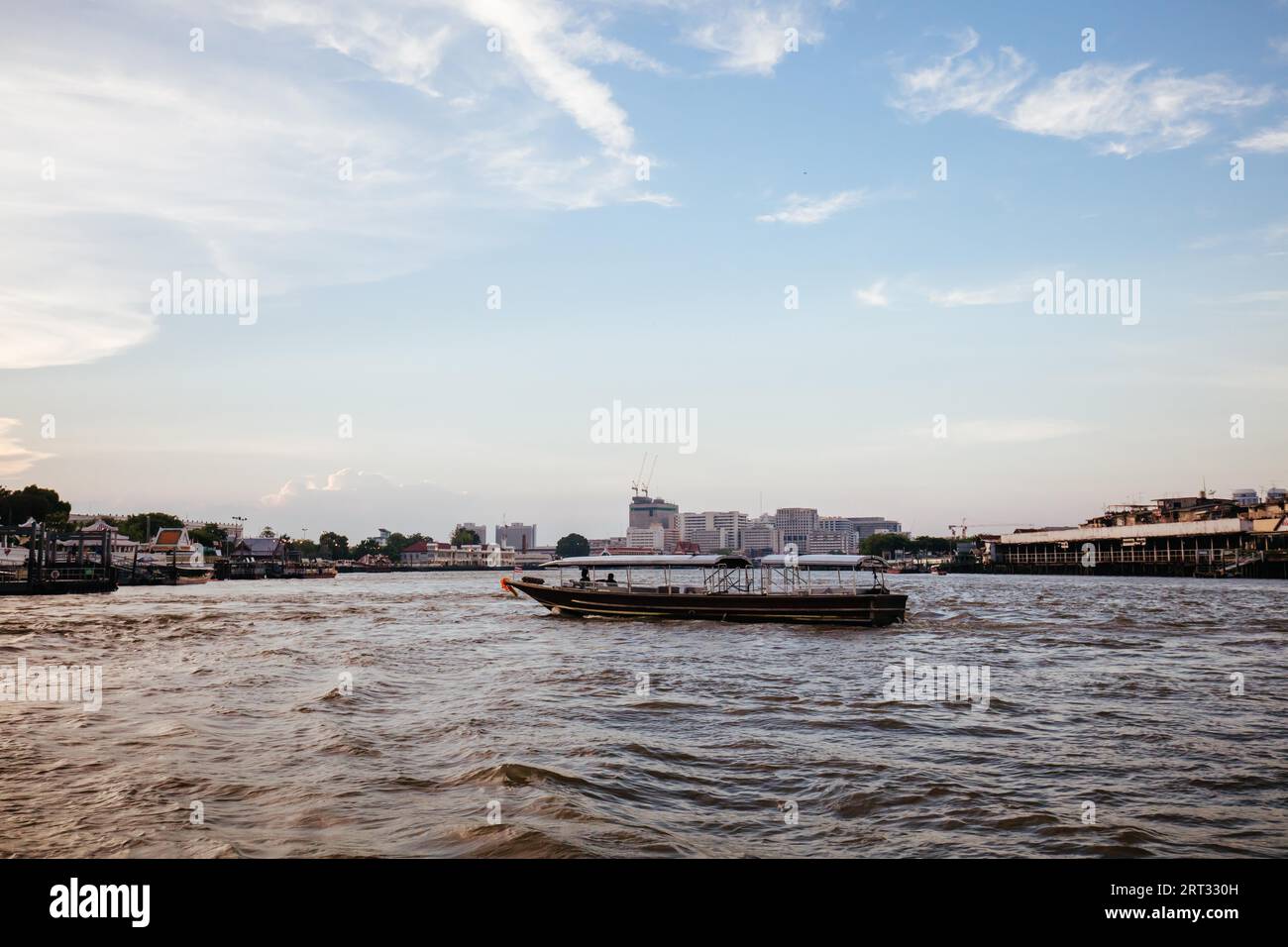 Bangkok, Thailandia, 22 aprile 2018: Viaggio in barca nei canali di Bangkok in una calda giornata di sole Foto Stock