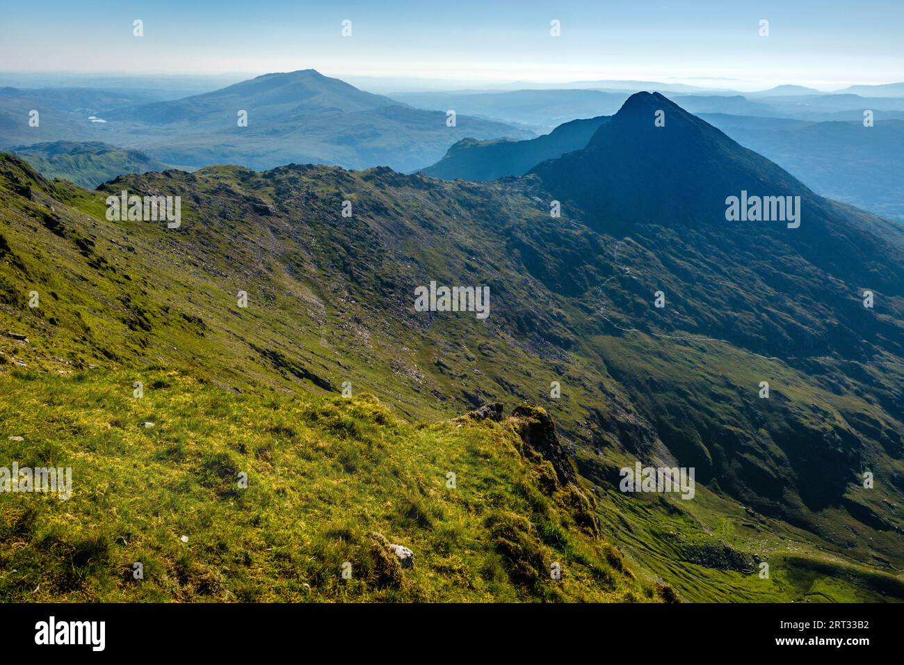 Monte YLliwedd visto dalla cima dello Snowdon, Parco Nazionale di Eryri (Snowdonia), Galles, Regno Unito Foto Stock