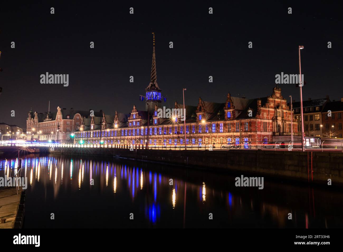 Copenaghen, Danimarca, 15 febbraio 2019: Il vecchio edificio della borsa di notte illuminato per il Light Festival 2019. L'Old Stock Exchange è Foto Stock