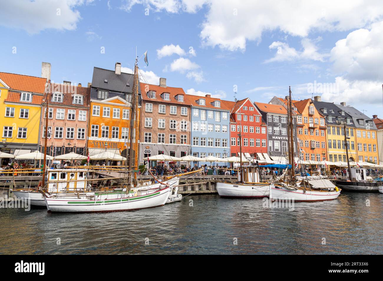 Copenaghen, Danimarca, 21 agosto 2019: Famoso quartiere Nyhavn nel centro della città con case colorate Foto Stock