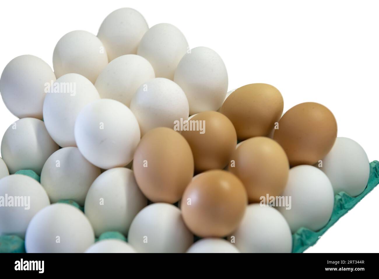 Uova di gallina bianche e marroni su fondo bianco isolato Foto Stock