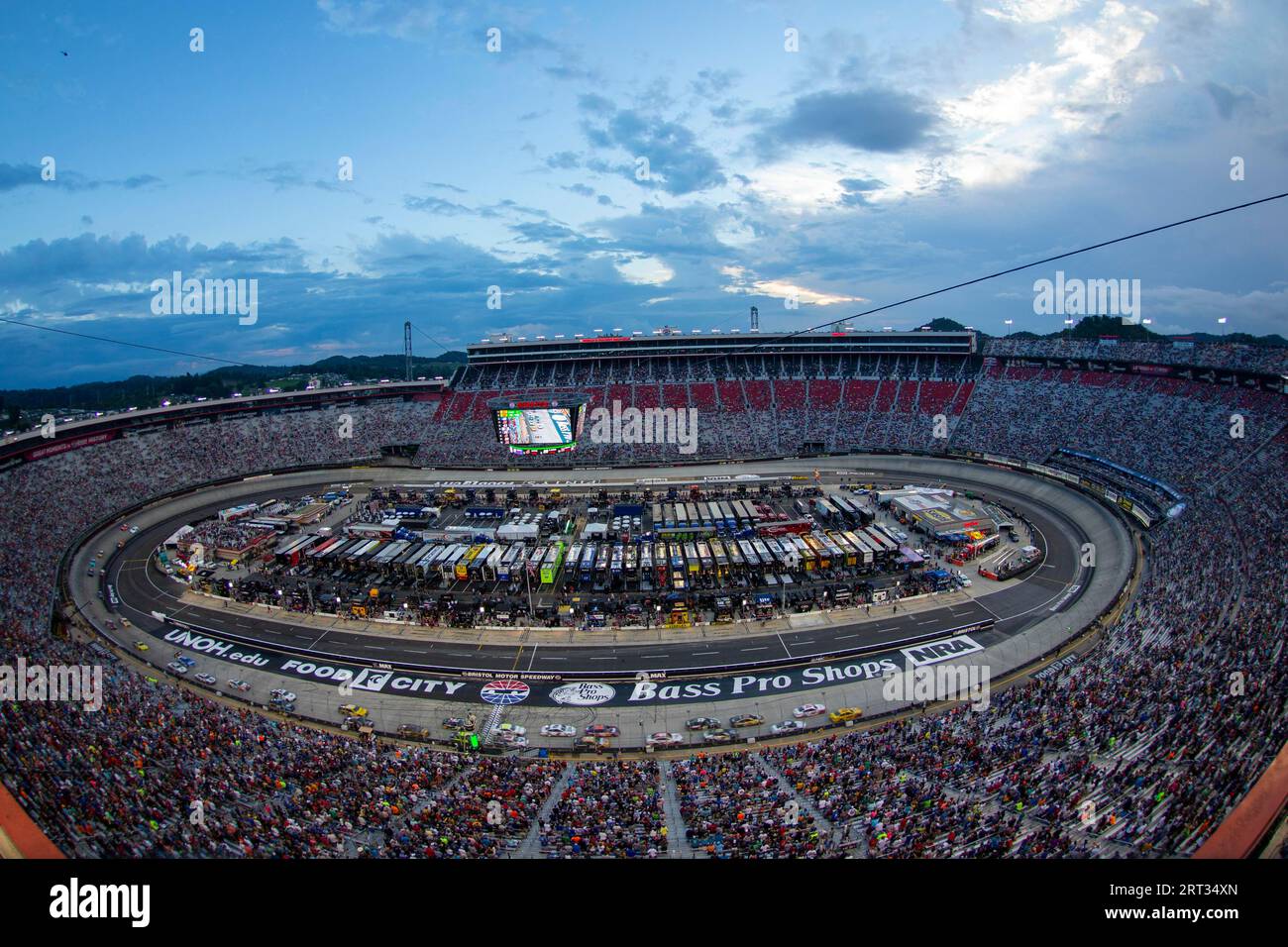 18 agosto 2018, Bristol, Tennessee, USA: Le squadre della Monster Energy NASCAR Cup Series si sfidano in pista per il Bass Pro Shops NRA Night Race Foto Stock